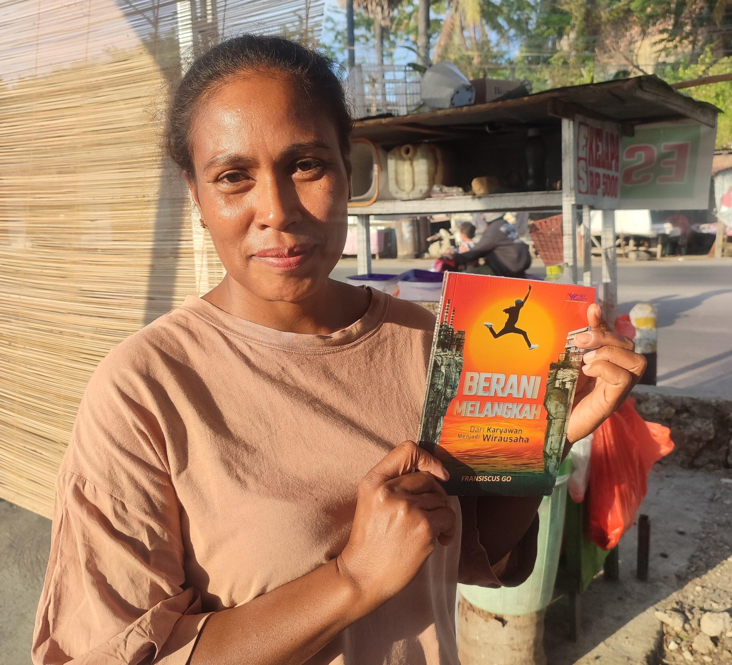 Buku ‘Berani Melangkah’ Karya Fransiscus Go Dapat Sambutan Hangat dari UMKM Kupang