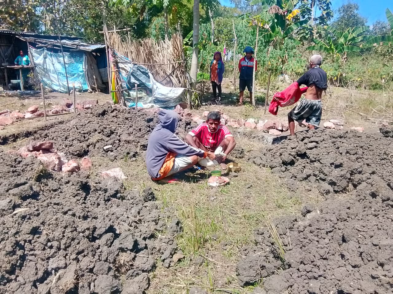 YFMG Kembali Hadir di Maumolo, Bantu Wujudkan Rumah Layak bagi Petani Lansia